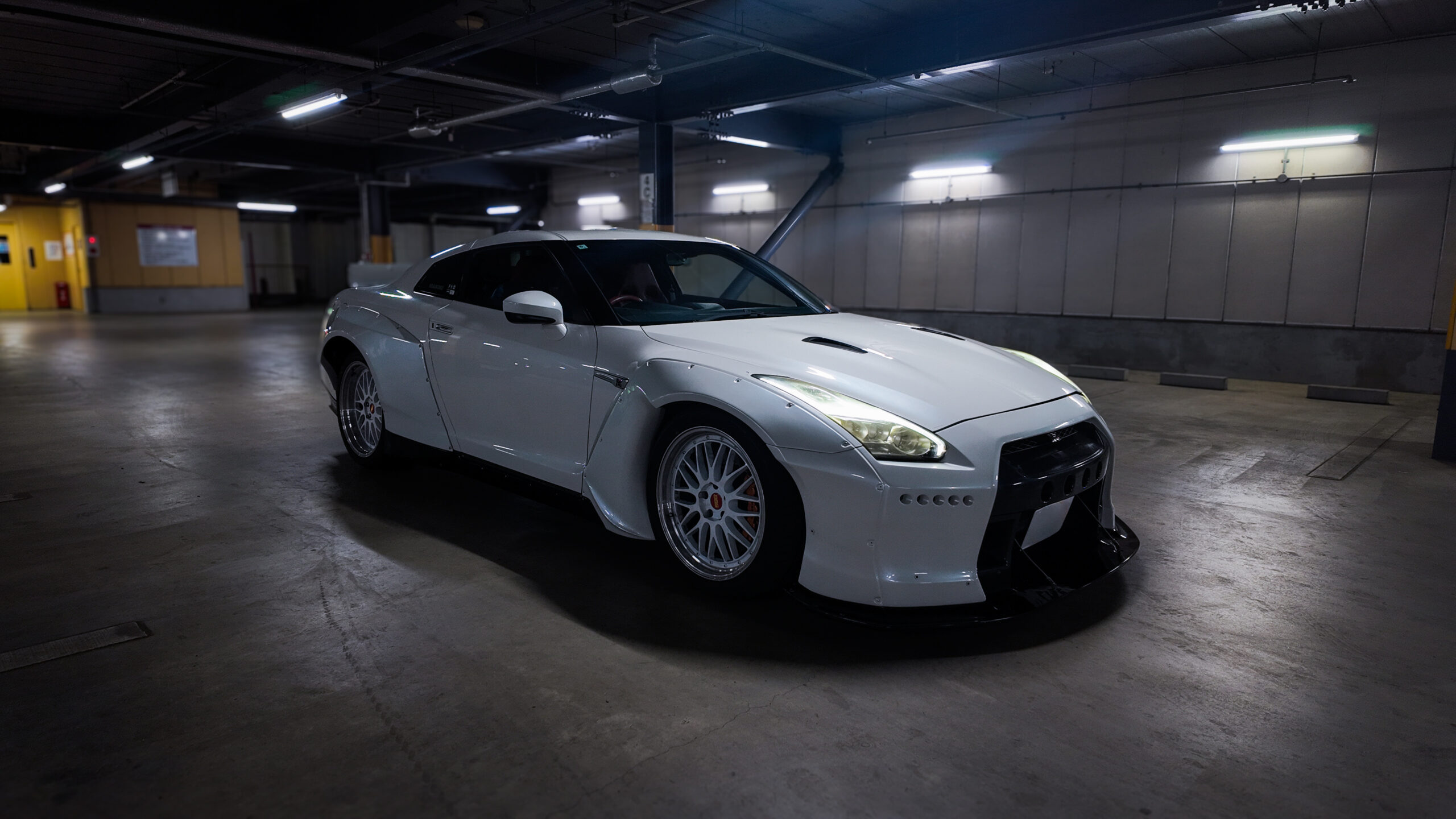 Nissan GT-R R35 | Arctic White | VR38 Widebody - JDM Rental Japan
